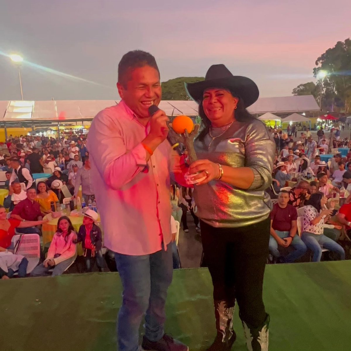 ArturoC69755641's tweet photo. #Cojedes| Titulares en X.
1 Culminó con éxito la Feria del Mango en #Cojedes.
2 La izquierda gana las elecciones en México.
3 Real Madrid se alzó con la orejona. #jun03 @Class987FM @alexandermirele @Juanjosanoja @YulisbethYrigo3 @lilibethsandov @aliflores24 @tomaraujo28051 https://t.co/qX7qDkPsab