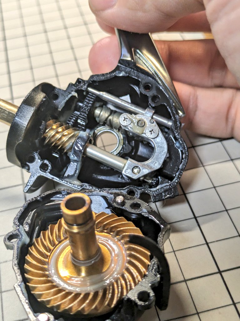 lineslackerfam's tweet photo. ステラC3000XGのOH⚙️
ゴトゴト感ありで入庫です。不具合、というレベルではないですが気になると思われますのでオーバーホールと調整して仕上げております。
ベールアームがすこしゆるい部分も修正済みです。 https://t.co/SwIruCYUGa