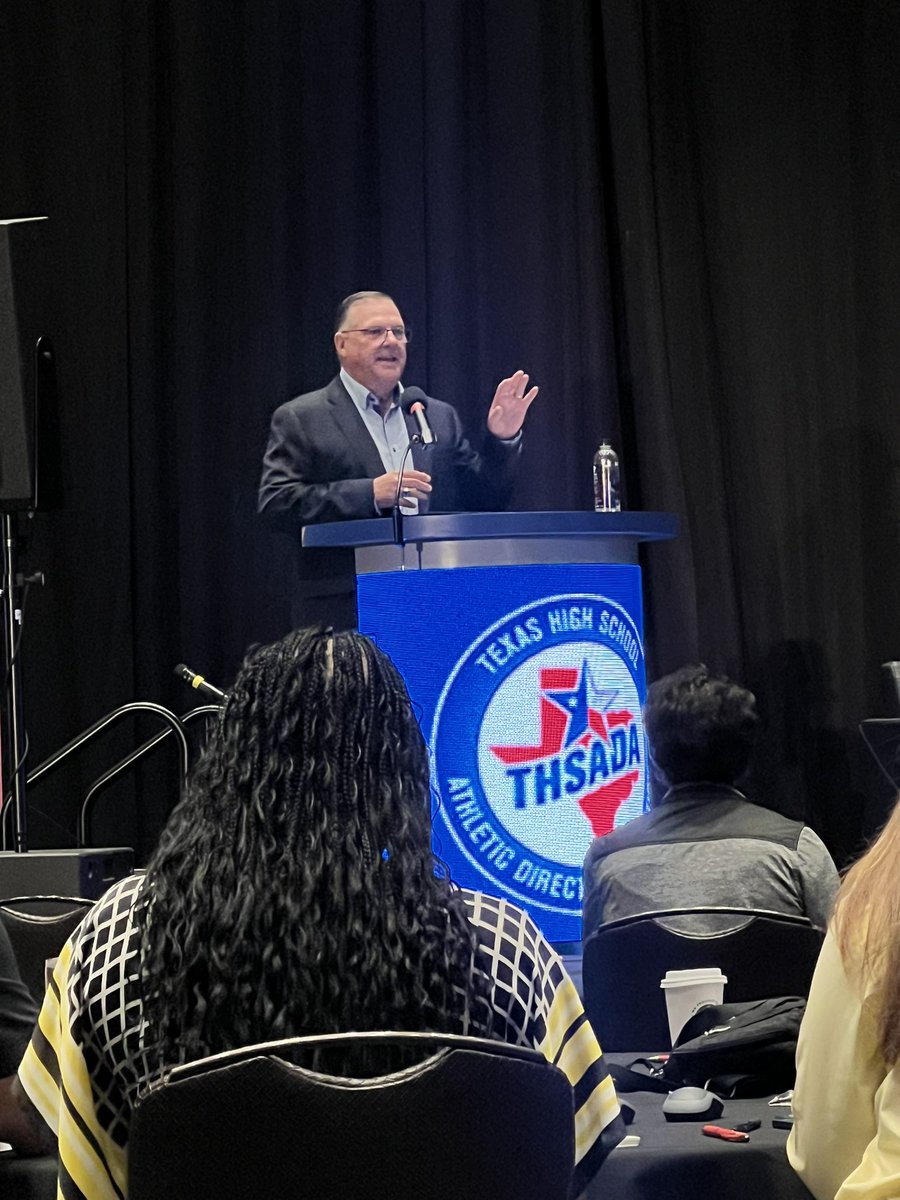 queisha44's tweet photo. So grateful to be directly connected with & serve along side of the BEST leadership in the state! Nobody better than @coachjoemartin Thanks Joe for the leadership you provide to coaches across our state! @THSCAcoaches #HelpingCoachesHelpKids @OfficialTHSADA https://t.co/b0e3iuix90