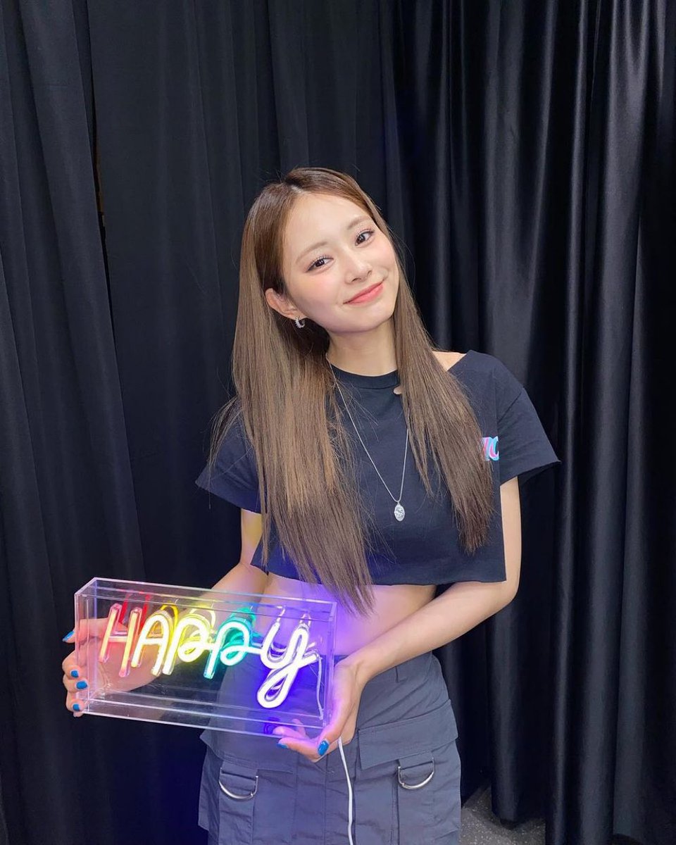cotothecona's tweet photo. Happy Pride! TWICE supporting the LGBTQ comunnity; a thread. https://t.co/gSHPocNMpy