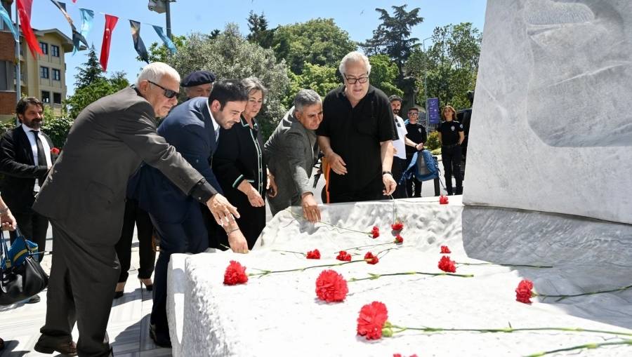 Usta Şair Ve Yazar Nâzım Hikmet Ran Beşiktaş’ta Anıldı! dlvr.it/T7mz5J