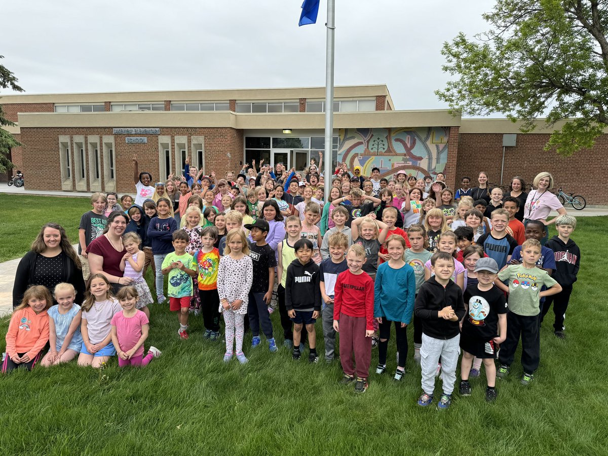 This morning our Lakeview Days were kicked off in style! Look how many of us walked, rode, scootered to school today! Movement Monday is well on the way! #WalkBikeAndWheelAB <a href="/LethSchDivision/">LethbridgeSchoolDivision</a>
