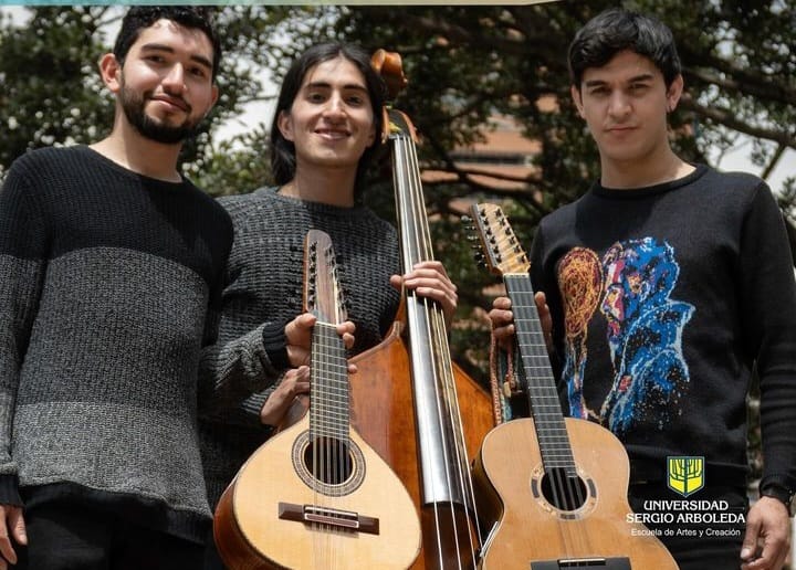 davidgarciarod's tweet photo. Acaba de ganar el Gran Premio Mono Núñez "Plenilunio" (categoría instrumental). El Trío nació en la Orquesta de Música Colombiana @filarmonibogota
Felicitaciones Juan Sebastián Riaño (contrabajo) Brayan Ruiz (bandola) Jefferson Jerez (tiple)
Orgullo también para @JorgeAndresARNG https://t.co/S9LZnOftHV