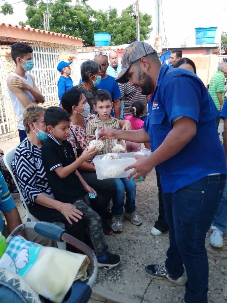 somosuntzulia's tweet photo. Esta labor tuvo el objetivo continuar atendiendo a las comunidades más vulnerables.

Durante la actividad, los vecinos se acercaron para ser atendidos con medicina general, ginecología, urología y vacunación, así como despitaje de hipertensión, diabetes y hernias.

#UNTContigo https://t.co/HpKkzaplCD