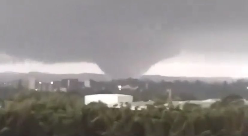 tWeatherSA's tweet photo. 🌪️🇿🇦 NATIONAL: DANGEROUS WEDGE TORNADO IN KWAZULU-NATAL ON MONDAY!!! MULTIPLE REPORTS OF DAMAGE IN AREAS | 📸 SUPPLIED https://t.co/ZPfy1co1YB