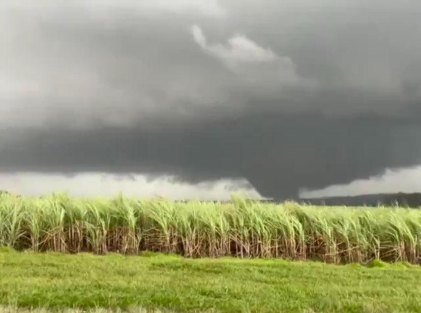 tWeatherSA's tweet photo. 🌪️🇿🇦 NATIONAL: DANGEROUS WEDGE TORNADO IN KWAZULU-NATAL ON MONDAY!!! MULTIPLE REPORTS OF DAMAGE IN AREAS | 📸 SUPPLIED https://t.co/ZPfy1co1YB