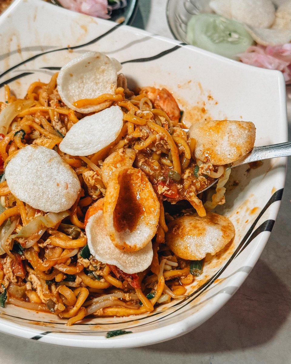 tumbarmericaa's tweet photo. Bahagiaa akhirnya kesampean makan sini, setelah lewat 3-4x tapi pas tutup mulu/kelewatan 😭 rekomendasi mas @Ariefboediman & istrinya yg kebetulan warga Sumatra… ini dari penampakan aja nakal banget ahahaha isiannya rame, dan ternyata emang paling nikmat kalo pesen pedes 😊

Bumbunya cukup medhok, pedesnya ga cuma dr sambel or potongan cabe, jadi ttp flavorful, daaan best part-nya juga krupuknya pake opak singkong, aakhh juara! 📍Mie Aceh Bang Lah Kupi, Yk