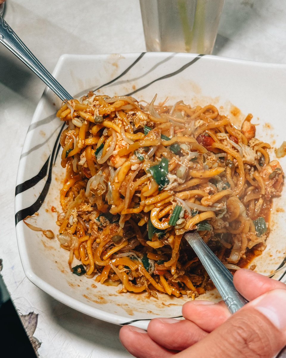 tumbarmericaa's tweet photo. Bahagiaa akhirnya kesampean makan sini, setelah lewat 3-4x tapi pas tutup mulu/kelewatan 😭 rekomendasi mas @Ariefboediman & istrinya yg kebetulan warga Sumatra… ini dari penampakan aja nakal banget ahahaha isiannya rame, dan ternyata emang paling nikmat kalo pesen pedes 😊

Bumbunya cukup medhok, pedesnya ga cuma dr sambel or potongan cabe, jadi ttp flavorful, daaan best part-nya juga krupuknya pake opak singkong, aakhh juara! 📍Mie Aceh Bang Lah Kupi, Yk