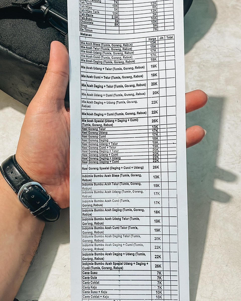 tumbarmericaa's tweet photo. Bahagiaa akhirnya kesampean makan sini, setelah lewat 3-4x tapi pas tutup mulu/kelewatan 😭 rekomendasi mas @Ariefboediman & istrinya yg kebetulan warga Sumatra… ini dari penampakan aja nakal banget ahahaha isiannya rame, dan ternyata emang paling nikmat kalo pesen pedes 😊

Bumbunya cukup medhok, pedesnya ga cuma dr sambel or potongan cabe, jadi ttp flavorful, daaan best part-nya juga krupuknya pake opak singkong, aakhh juara! 📍Mie Aceh Bang Lah Kupi, Yk
