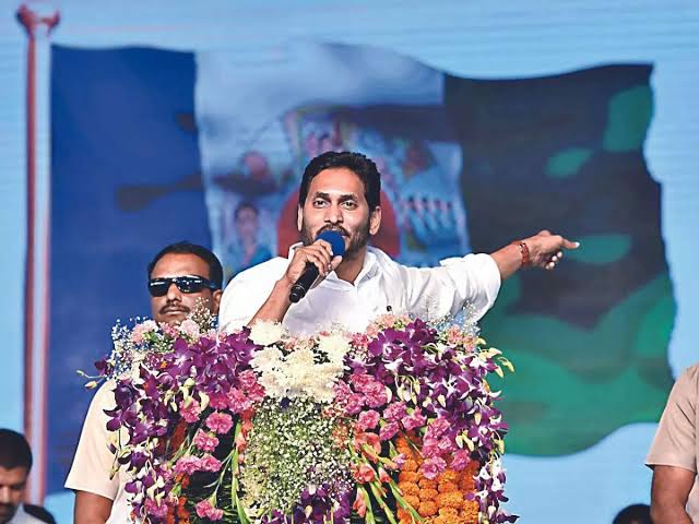 VangaGeethaYCP's tweet photo. పేదవాడి ఆత్మగౌరవం నిలబడుతుంది..

వైయస్ఆర్ సీపీ జెండా సగర్వంగా రెపరెపలాడుతుంది..!! ✊🏻✨

#YSRCPAgain #CMYSJagan 
#YSJaganComingAgain https://t.co/d2CkPKdRo9