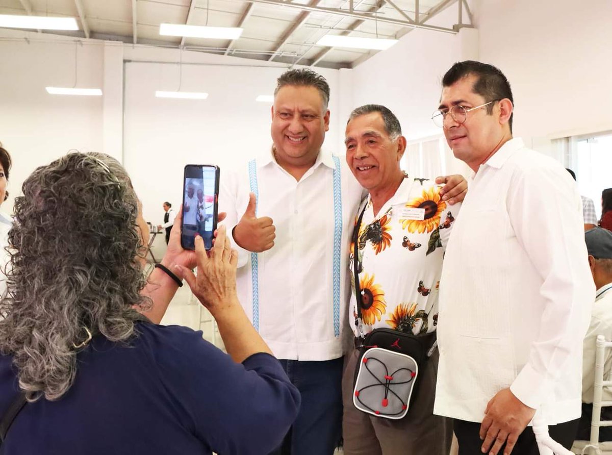 ComSnte51's tweet photo. 🟠Los compañeros que confiaron en el Fondo de Ahorro SNTE 51, reciben los beneficios de ahorrar y ver multiplicado su dinero. Recientemente, el secretario general del #SNTE51, Alfredo Gómez Palacios, entregó 53 estímulos por jubilación o pensión por un monto superior a los 15 mdp https://t.co/2cWAy2STC2