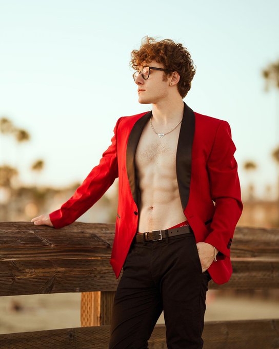 I love a good suit https://t.co/UEch2mduE6