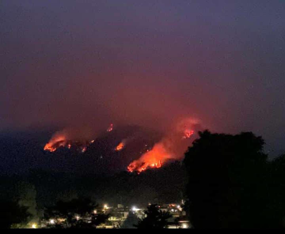 alcalorpolitico's tweet image. #VíaCorreo 📧| Persisten incendios en cerro Quimixtlan y cerro Comalixhuatla, en #IxhuacánDeLosReyes; solicitan ayuda urgente de las autoridades. "Cada vez se extiende más, ha habido derrumbes y muchas personas fueron desalojadas", expone habitante. 
@PCEstatalVer @CONAFOR…