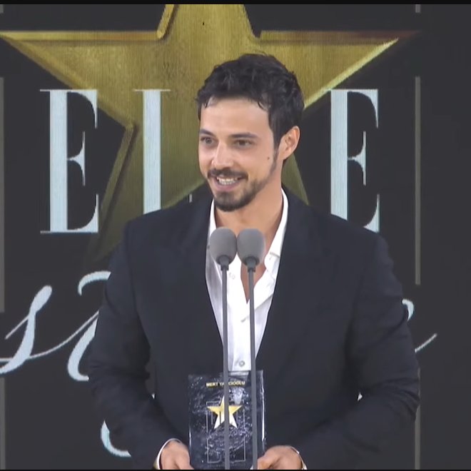 dizianaIiz's tweet photo. Mert Yazıcıoğlu, ELLE Style Awards 2024'te ''Yılın Stil Sahibi Erkek Oyuncusu'' seçildi. 🥂 https://t.co/VD3QKFkqIv
