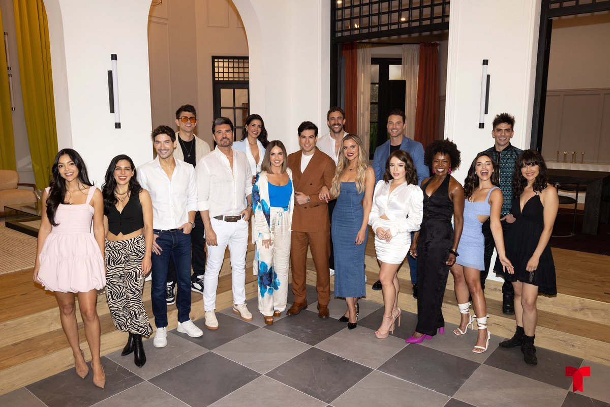 Telemundo's tweet photo. 3,2,1 acción! 🎬Claquetazo oficial con el casting de #SedDeVenganza 🔥 ¿Están igual de ansiosos que nosotros por verla? 
#SDVTelemundo https://t.co/12lYKfvCUn