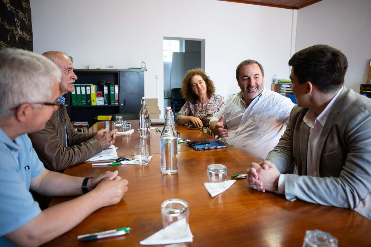 O Presidente da JSD/Açores, Luís Raposo, acompanhou o candidato açoriano ao Parlamento Europeu pela AD , Paulo Nascimento Cabral, na sua visita à Terra Verde, Associação de Produtores Agrícolas dos Açores. 

✌🏻Dia 9 de junho, vota AD Aliança Democrática! 

#Europeias2024