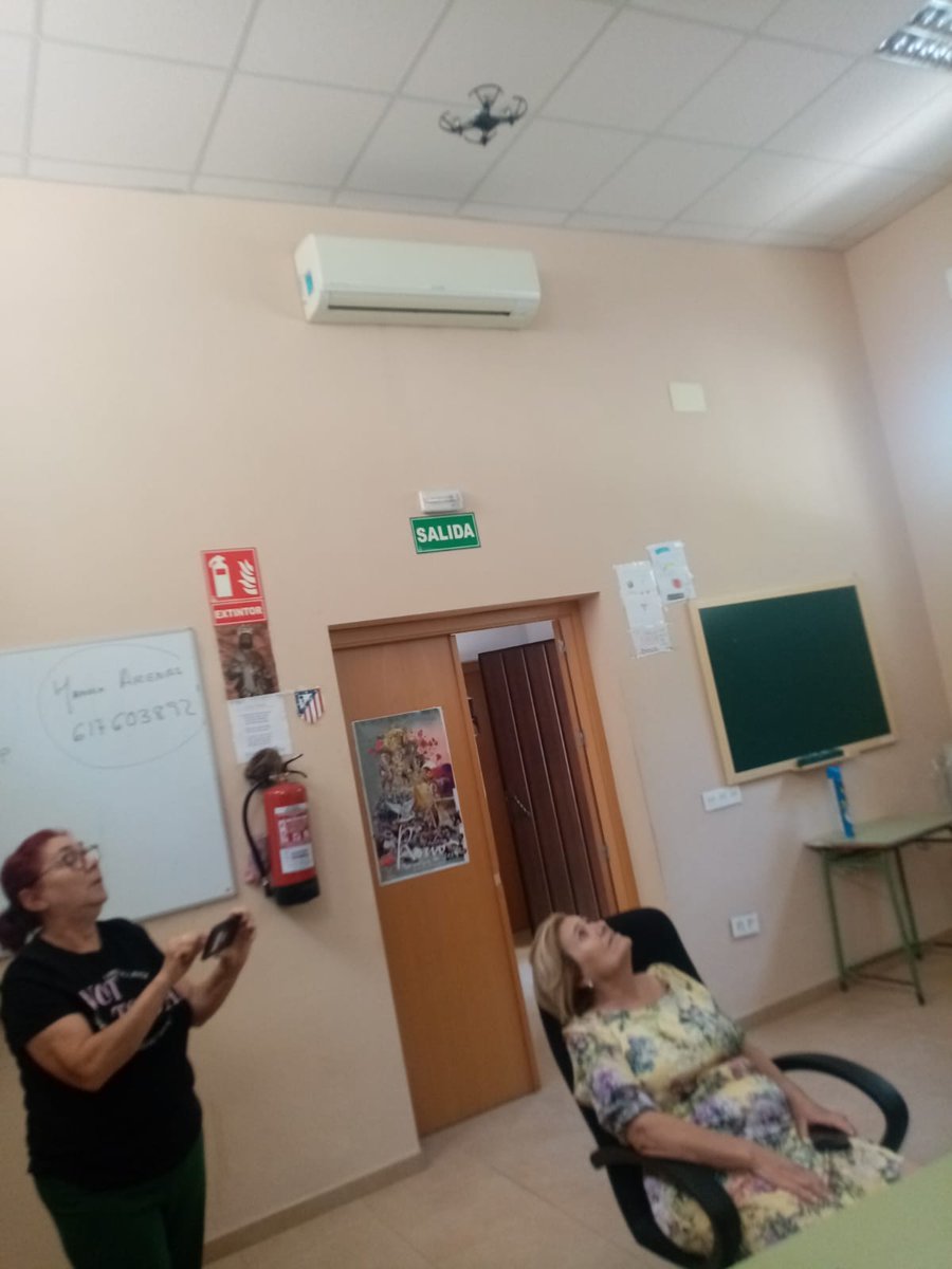 syeguasvuela's tweet photo. ¡No hay edad para volar un Dron! Taller de Iniciación a Drones en Navahermosa (Sierra de Yeguas) @marcocros  @PuntosVuela @AytSierraYeguas https://t.co/JeuImgEzV7
