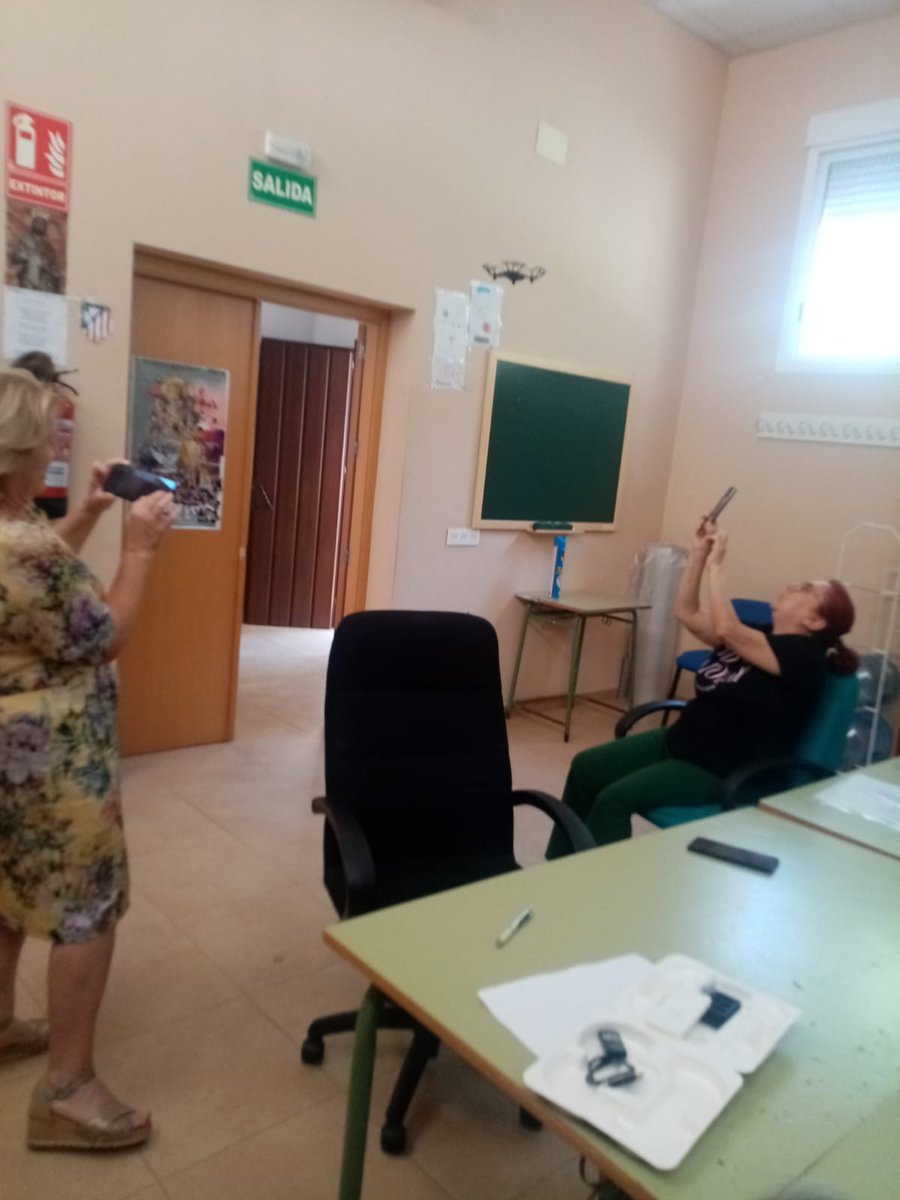 syeguasvuela's tweet photo. ¡No hay edad para volar un Dron! Taller de Iniciación a Drones en Navahermosa (Sierra de Yeguas) @marcocros  @PuntosVuela @AytSierraYeguas https://t.co/JeuImgEzV7
