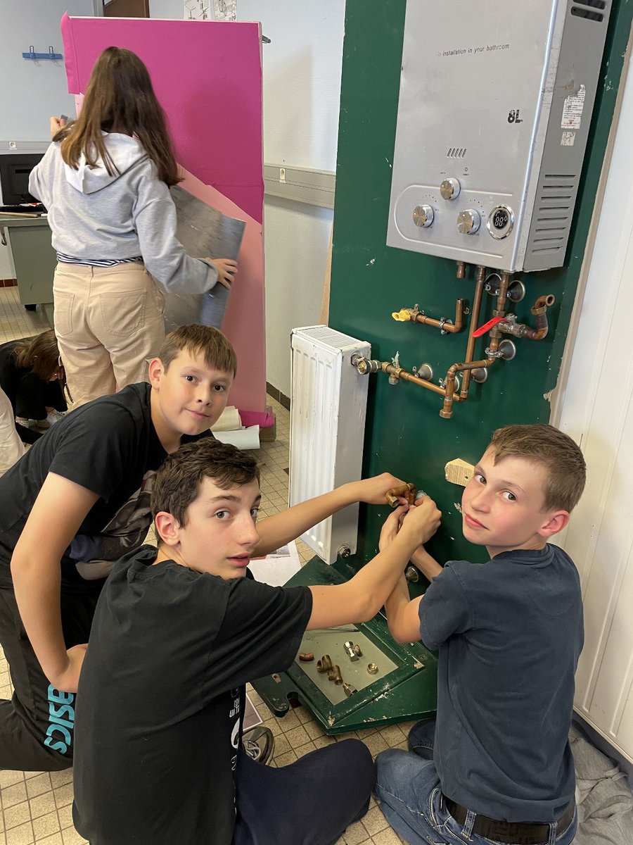 ClgAubry's tweet photo. 👨‍🔧Dans le cadre du parcours avenir et de la découverte des métiers, M. Gaël Rivé, artisan messager au profit de la CAPEB (Confédération de l’Artisanat et des Petites Entreprises du Bâtiment) de la Meuse est venu rencontrer toutes les classes de cinquième durant 4 jours. https://t.co/Bri2qJYefO