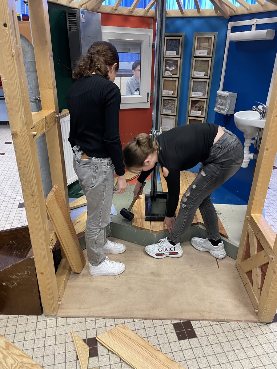 ClgAubry's tweet photo. 👨‍🔧Dans le cadre du parcours avenir et de la découverte des métiers, M. Gaël Rivé, artisan messager au profit de la CAPEB (Confédération de l’Artisanat et des Petites Entreprises du Bâtiment) de la Meuse est venu rencontrer toutes les classes de cinquième durant 4 jours. https://t.co/Bri2qJYefO