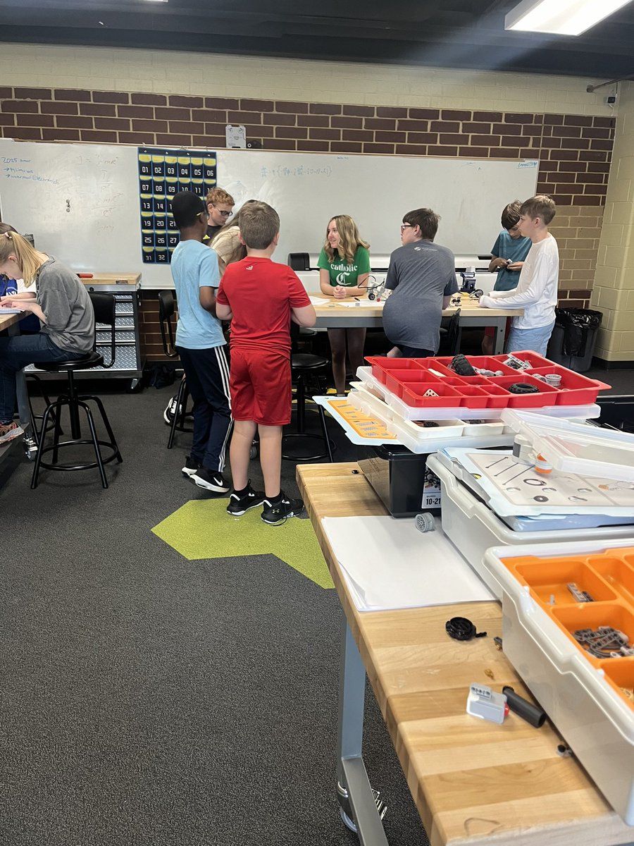 KCHS Robotichauns tweet media