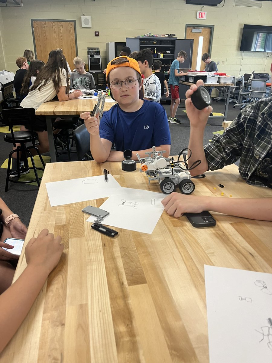 KCHS Robotichauns tweet media