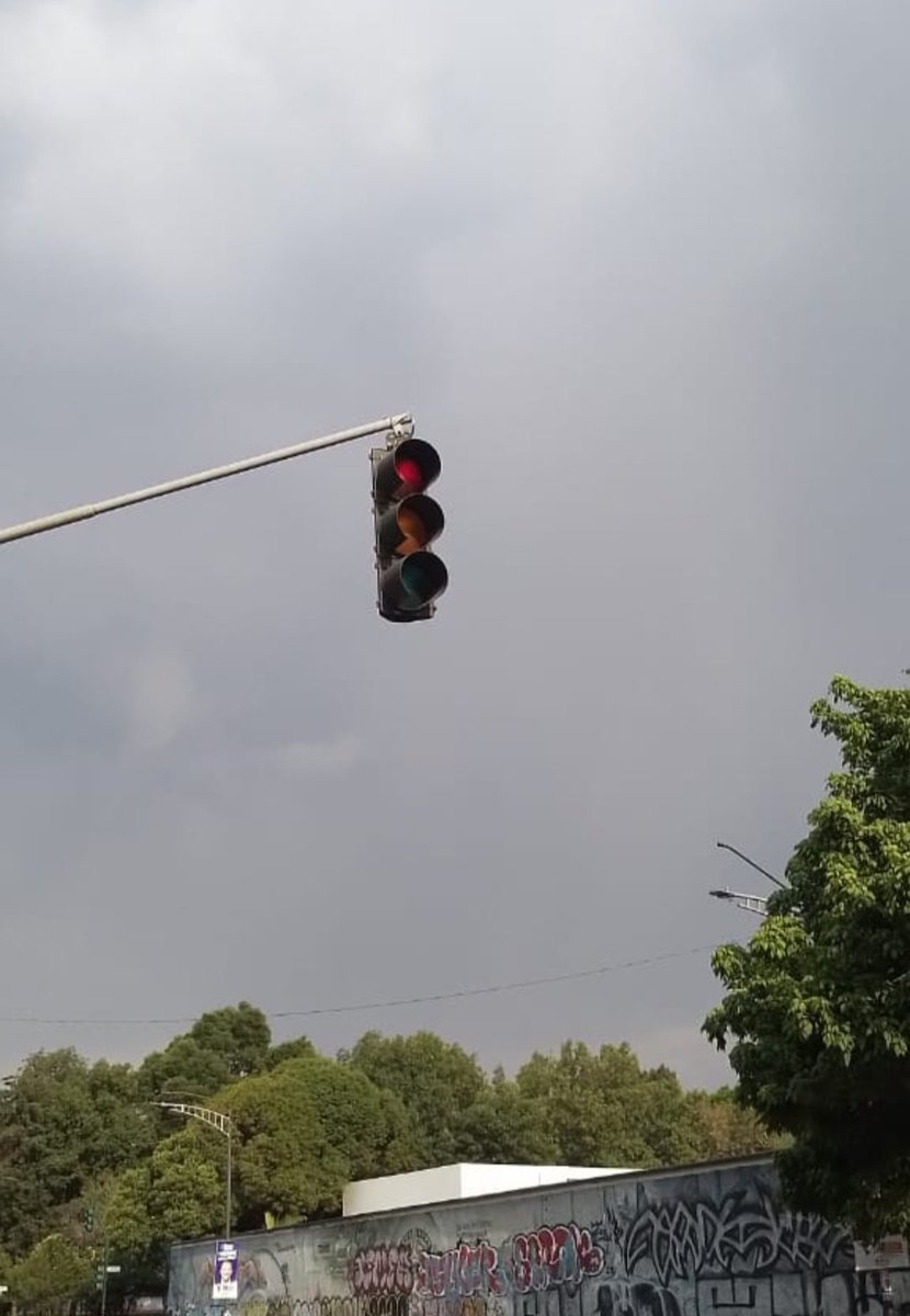 MeliMontM's tweet photo. @UCS_GCDMX @UCS_GCDMX @VigimoviCDMX @OVIALCDMX 
Buen dia nos podrian apoyar por favor para reparar los semáforos  Calzada de los Gallos y Plan de Ayala Cruze con Avenida Camarones en el límite de Miguel Hidalgo y Azcapotzalco. Por favor https://t.co/8tojGXJF3t