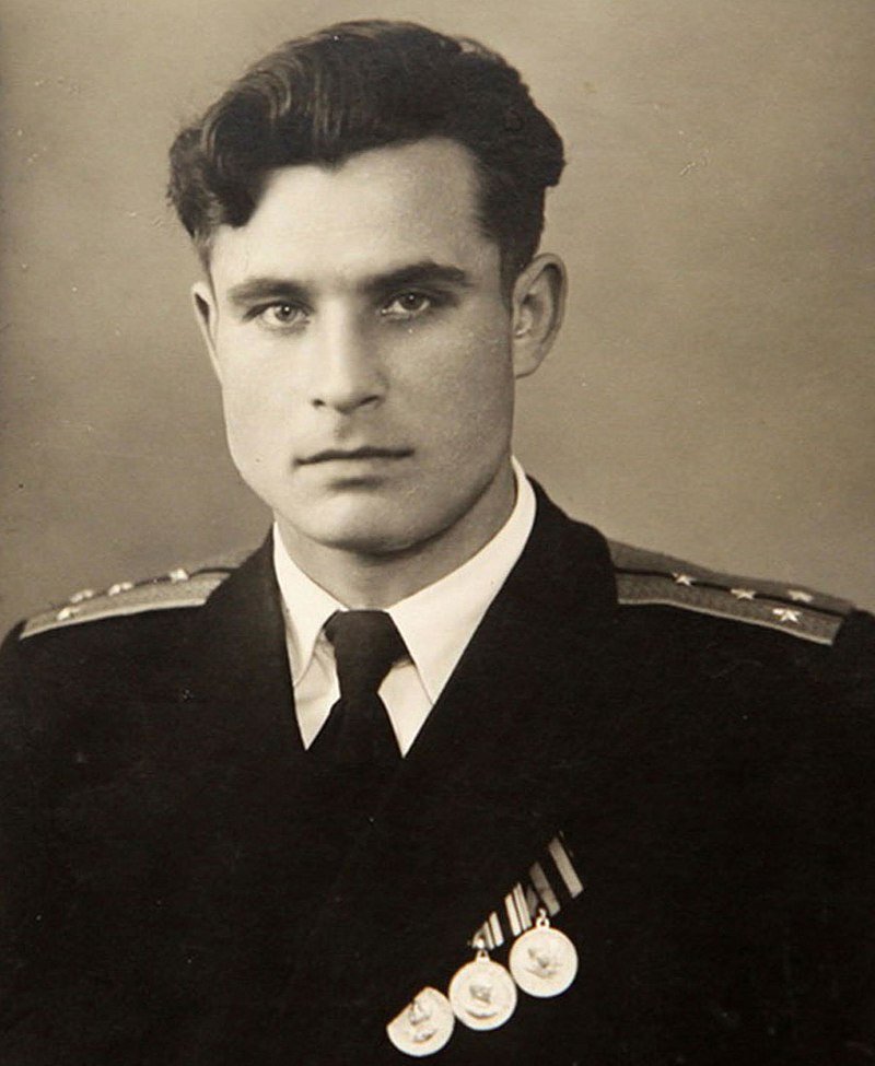 L'officier de la marine soviétique Vassili Arkhipov qui s'opposa à l'envoi d'une torpille à tête nucléaire contre un navire américain, pendant la crise des missiles de Cuba, en 1962. Cela a permis d'éviter une guerre nucléaire.