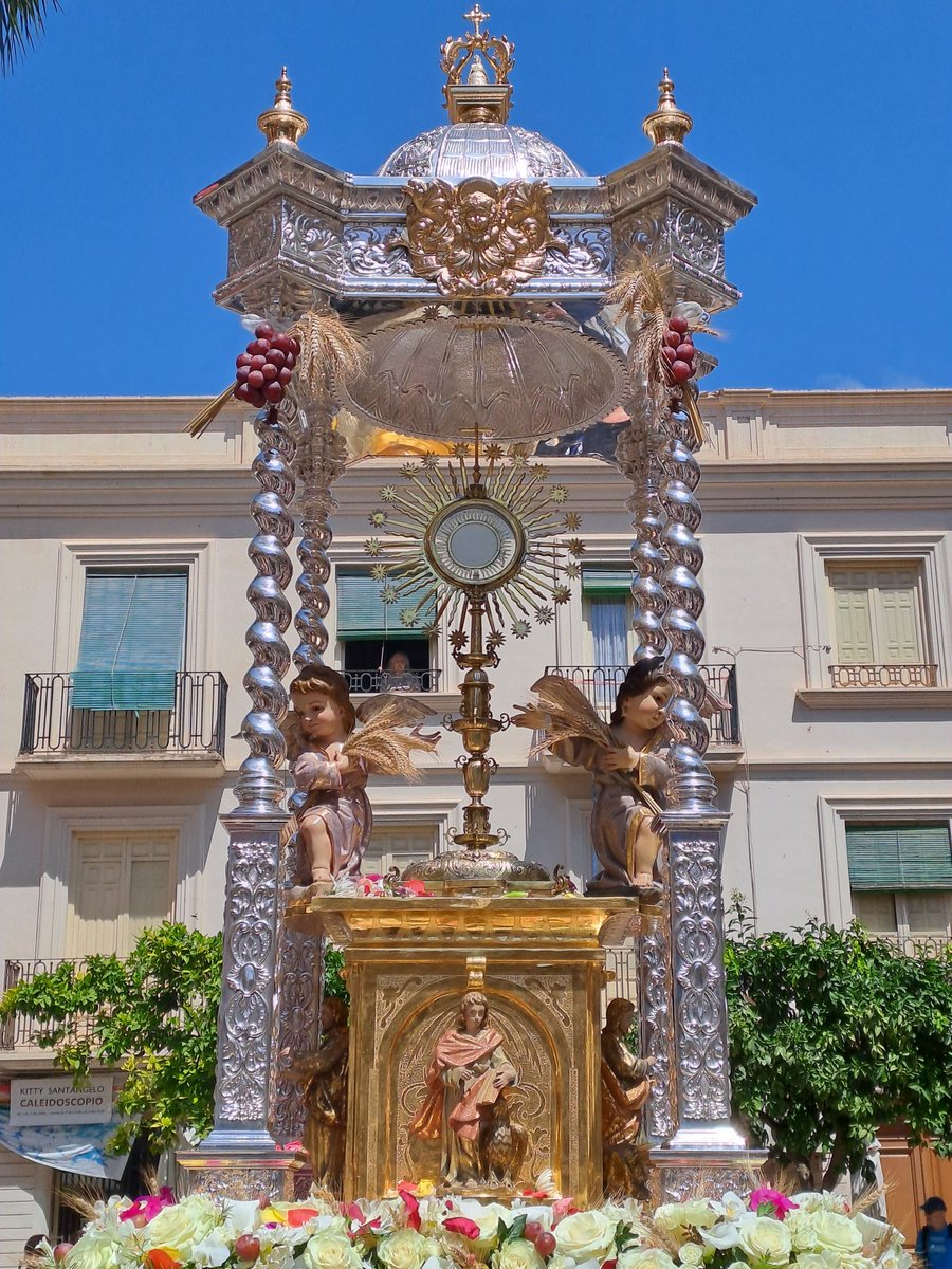 Santísimo Sacramento y Antigua Coronada tweet media