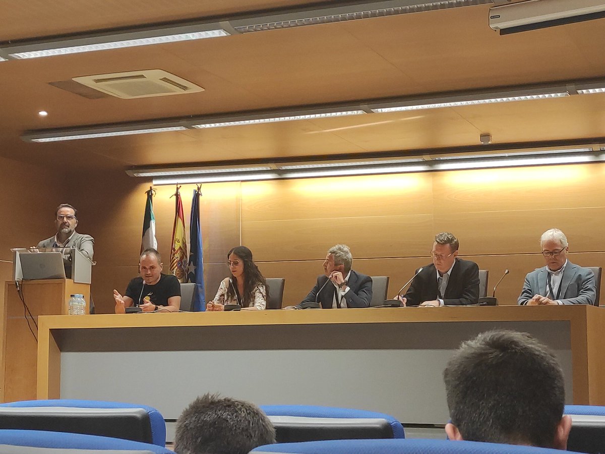 jesule's tweet photo. Con el ínclito @pablogarguez en la mejor mesa redonda de #eben XXI Congreso Internacional "EU Business Ethics Network" https://t.co/nC3bcOlYbp