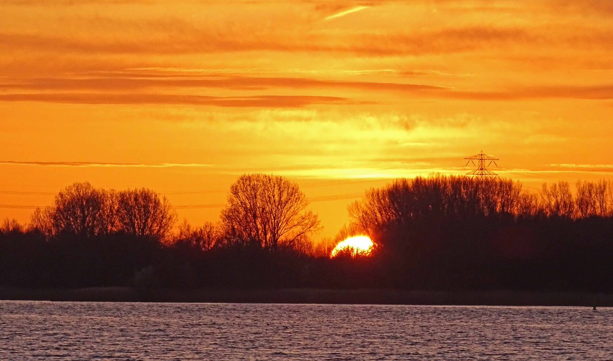 Janneke1960's tweet photo. #verloop #junieke_fotografie @SiaWindig
Ook dichtbij huis heb je mooi verloop van kleuren bij een zonsondergang: dit is bij het Nijkerkernauw. https://t.co/SoYKZQxpxb