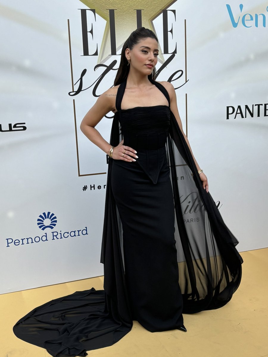 Siyahlar içindeki güzelliği inanılmaz  🤤🖤

#SılaTürkoğlu