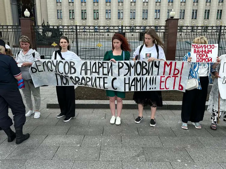 EuromaidanPress's tweet image. The wives and mothers of the Russian conscripts knelt in front of Russia's Ministry of Defense, but the minister never came to them.

Some of their posters read:

 - Please, bring dad home.
-  Andrey Belousov [Russia's Minister of Defence], talk to us!
 - It's time for the