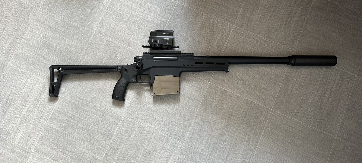 Andrew_Lowe's tweet image. Bought this for my lad. He’s left eye dominant but right handed, hence the red dot. Super light (1.6kg) 110x 0.4g rounds at 2J. It’s like a bloody laser up to 60m, on a site with shorter sight lines this thing is a menace. For under 200 quid it’s unbeatable.