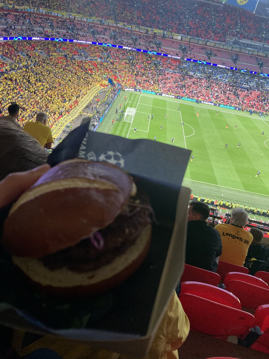 littlemagiciaan's tweet photo. せっかくだからYellow wall burgerいっとくか〜と思ったら2枚目で本当舐めすぎ、だから嫌われるんだよUEFA〜！為替の影響も凄まじいけどこれで2,500円とかね☺️☺️☺️☺️☺️ https://t.co/kJoHK2C6u0