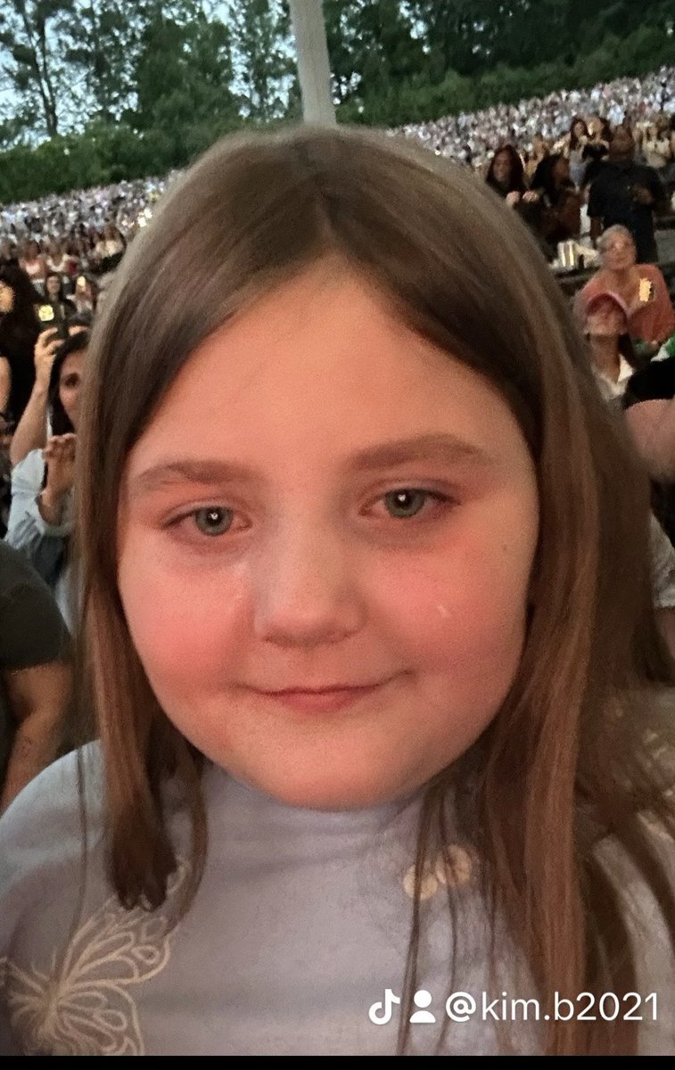 kimandrandy2012's tweet photo. @NiallOfficial Happy tears from my daughter Lyric! This was her first concert and she was so excited! https://t.co/oT0bzsiBZA