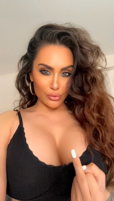 Taking Skype bookings this evening 😈DM or comment to book your slot now 😈😈😘😘 https://t.co/DvTcQVOiyM