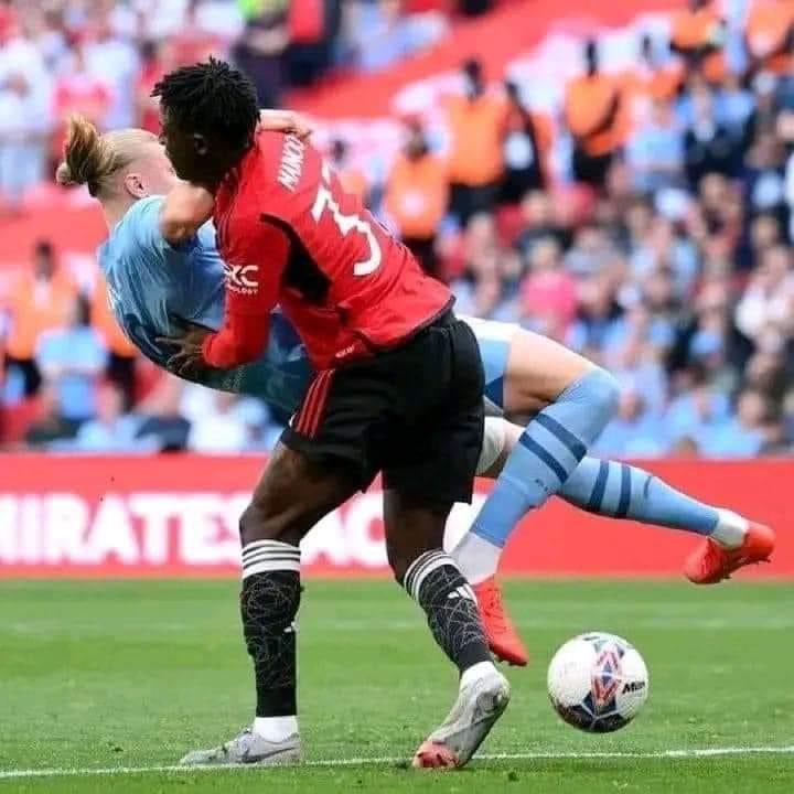 deekoh12's tweet photo. @ManUtd pic of the season? https://t.co/SJ7Air5DI8
