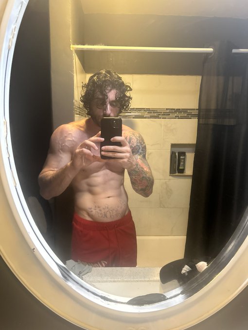 There&rsquo;s a large chance I&rsquo;m going to be forced to clean up my look for scenes when I get back to LA so<a href="/tag/pisces"class="tags"><span>#pisces</span></a>