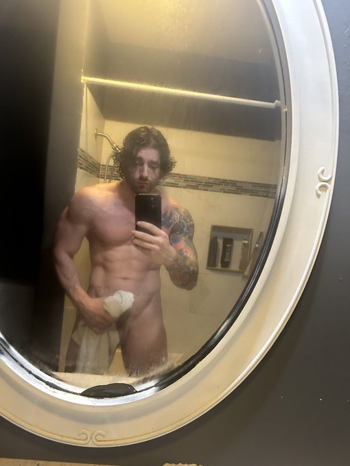 There&rsquo;s a large chance I&rsquo;m going to be forced to clean up my look for scenes when I get back to LA so<a href="/tag/pisces"class="tags"><span>#pisces</span></a>