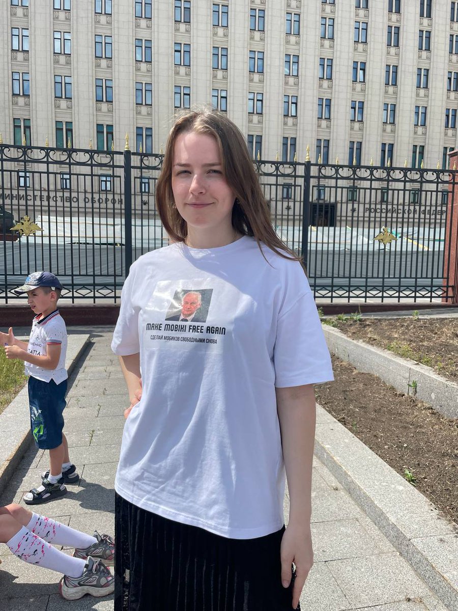 EuromaidanPress's tweet image. The wives and mothers of the Russian conscripts knelt in front of Russia's Ministry of Defense, but the minister never came to them.

Some of their posters read:

 - Please, bring dad home.
-  Andrey Belousov [Russia's Minister of Defence], talk to us!
 - It's time for the