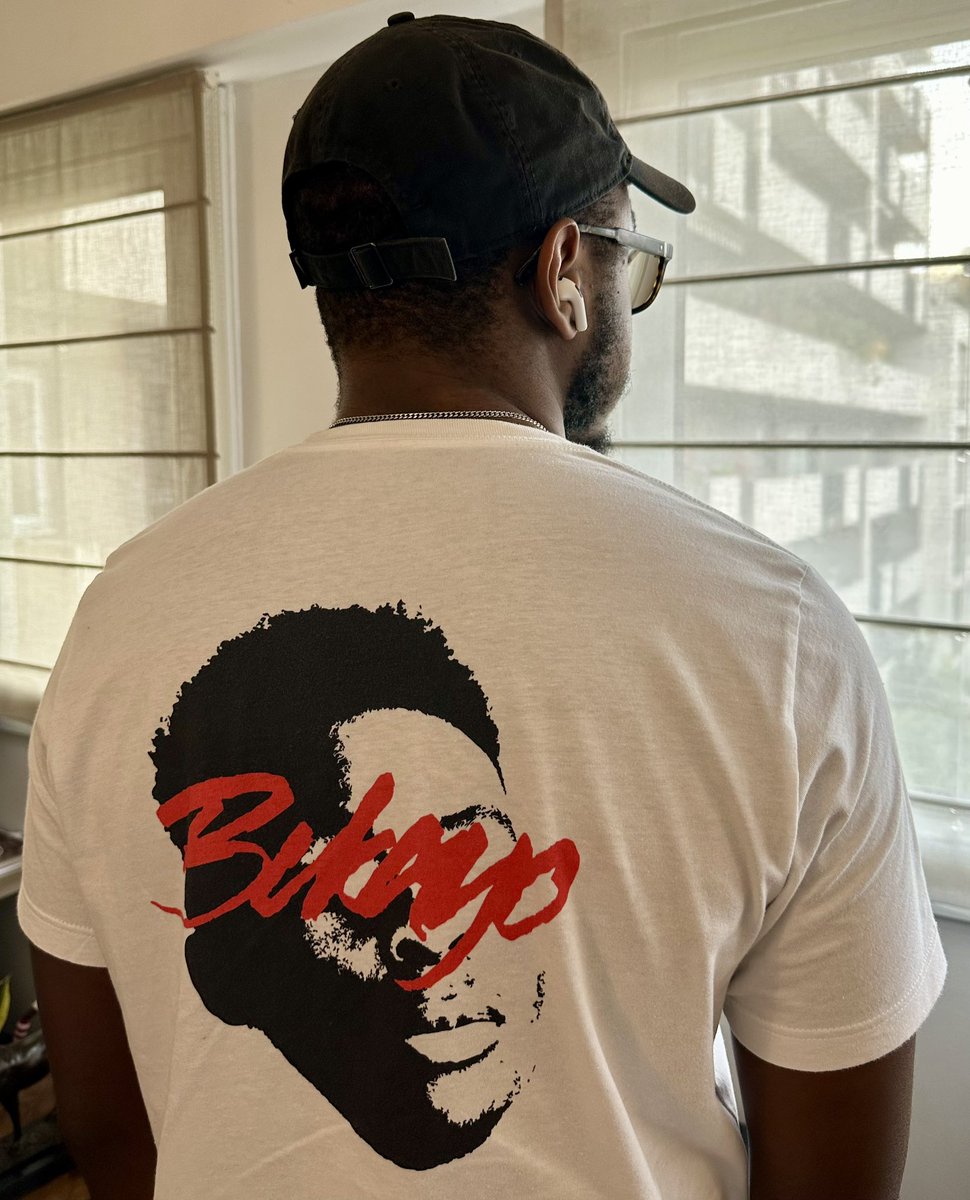 RandyAFC's tweet photo. 🚨 Je regarde vers l’avenir avec mon Bukayo dans le dos ! 

Avec @svmoht on cherchait un t-shirt à mettre pour représenter notre équipe sans obligatoirement mettre un maillot de foot alors on l’a fait 🤷🏾‍♂️

Dispo en ⚪️🔴⚫️

🔟 J’en fais partir une dizaine après je coupe !

Lien juste en dessous 😁