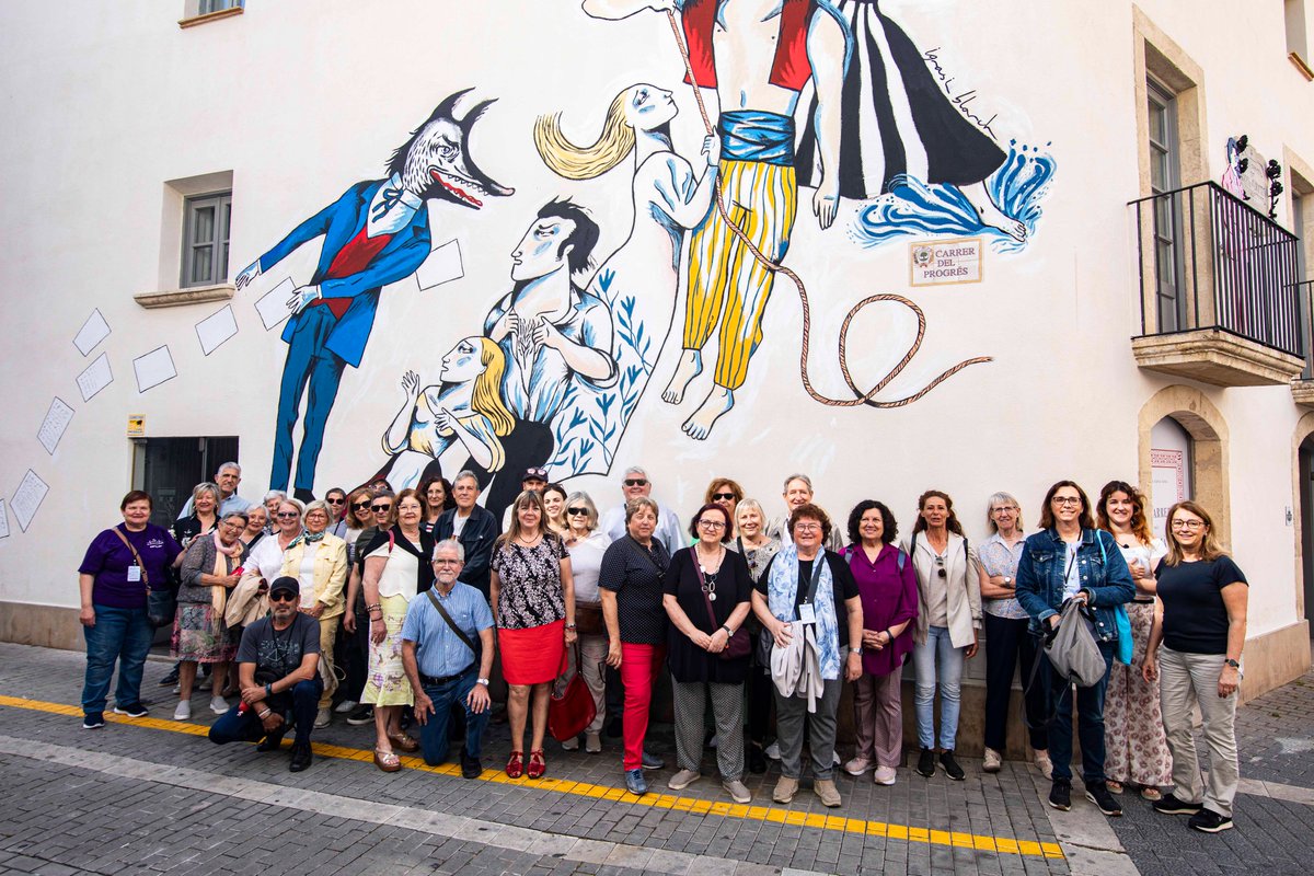 TransversPoesia's tweet photo. RUTA LITERÀRIA PEL VENDRELL DE GUIMERÀ📖
Vam cloure #Transvers al Vendrell de #Guimerà: vam començar per @MuseuGuimera, vam continuar amb una ruta literària i finalment, Ignasi Roda, Mone Teruel i Pep Pladellorens, ens van presentar una poesia lírica, èpica i patriòtica del poeta https://t.co/3aXYkuFJ46