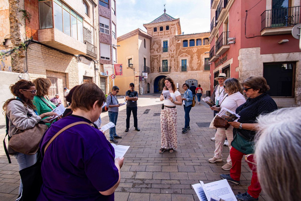 TransversPoesia's tweet photo. RUTA LITERÀRIA PEL VENDRELL DE GUIMERÀ📖
Vam cloure #Transvers al Vendrell de #Guimerà: vam començar per @MuseuGuimera, vam continuar amb una ruta literària i finalment, Ignasi Roda, Mone Teruel i Pep Pladellorens, ens van presentar una poesia lírica, èpica i patriòtica del poeta https://t.co/3aXYkuFJ46