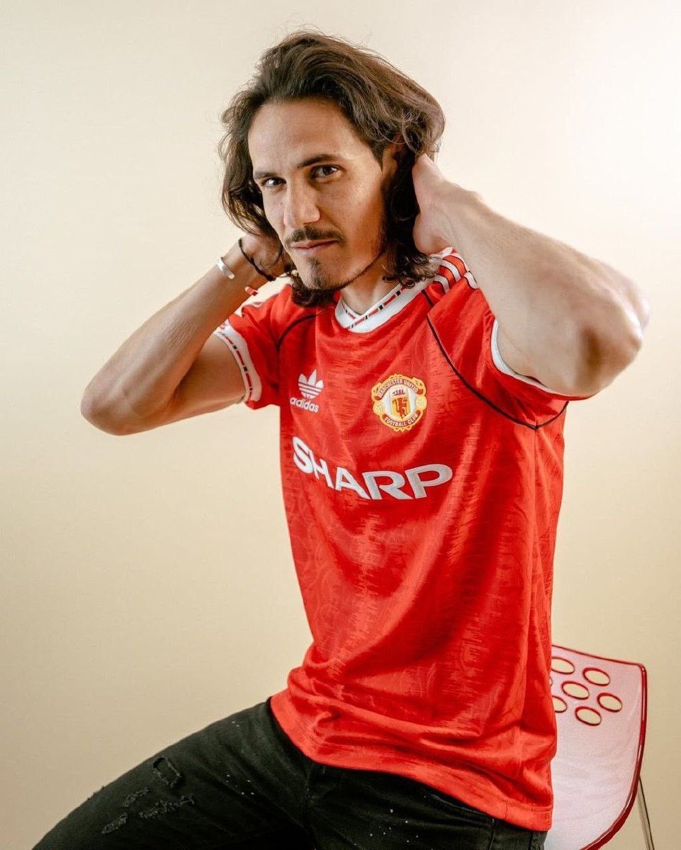 ManUtdInPidgin's tweet photo. Edinson Cavani dey rock classic Man Utd kit.🔥 https://t.co/YmepAMuMkF