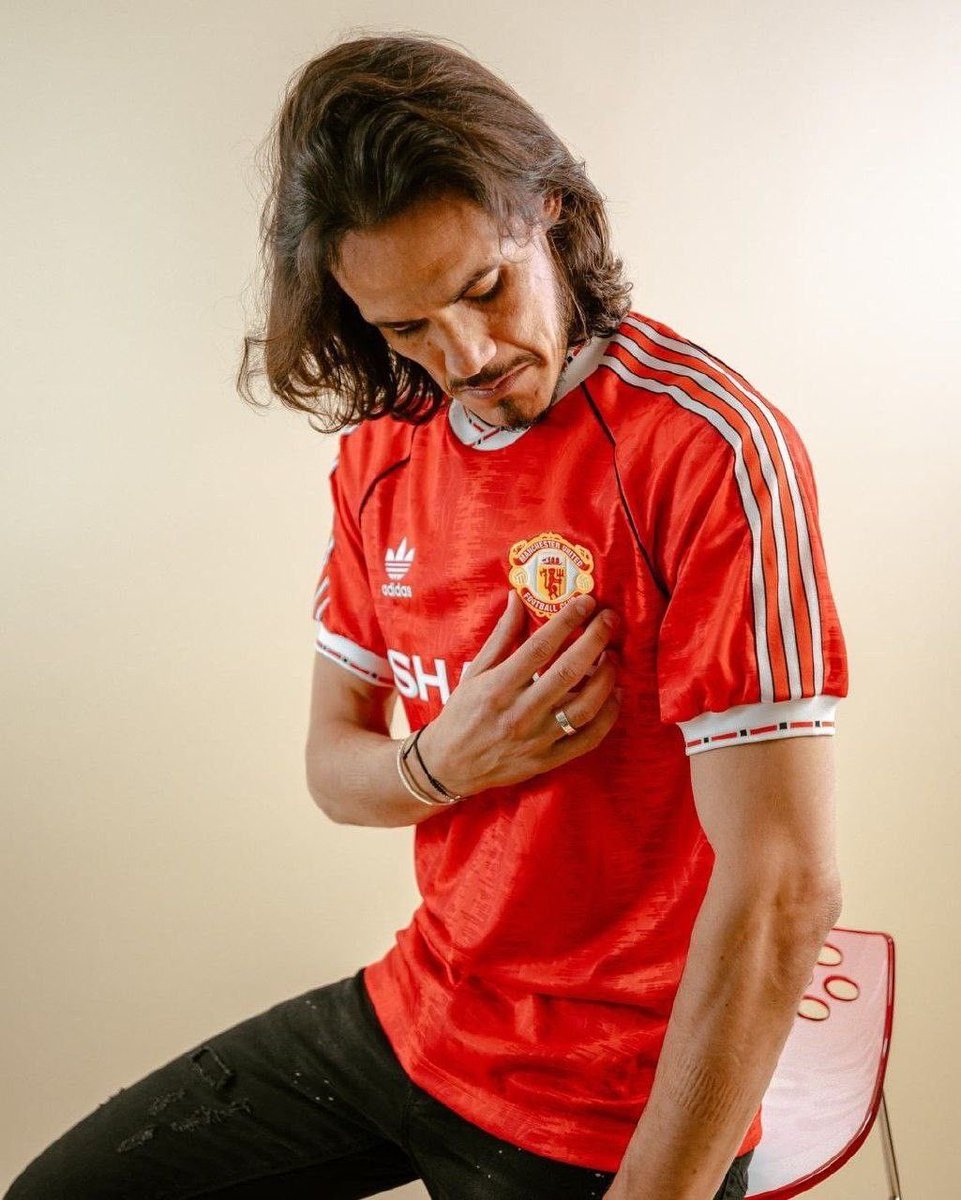 ManUtdInPidgin's tweet photo. Edinson Cavani dey rock classic Man Utd kit.🔥 https://t.co/YmepAMuMkF