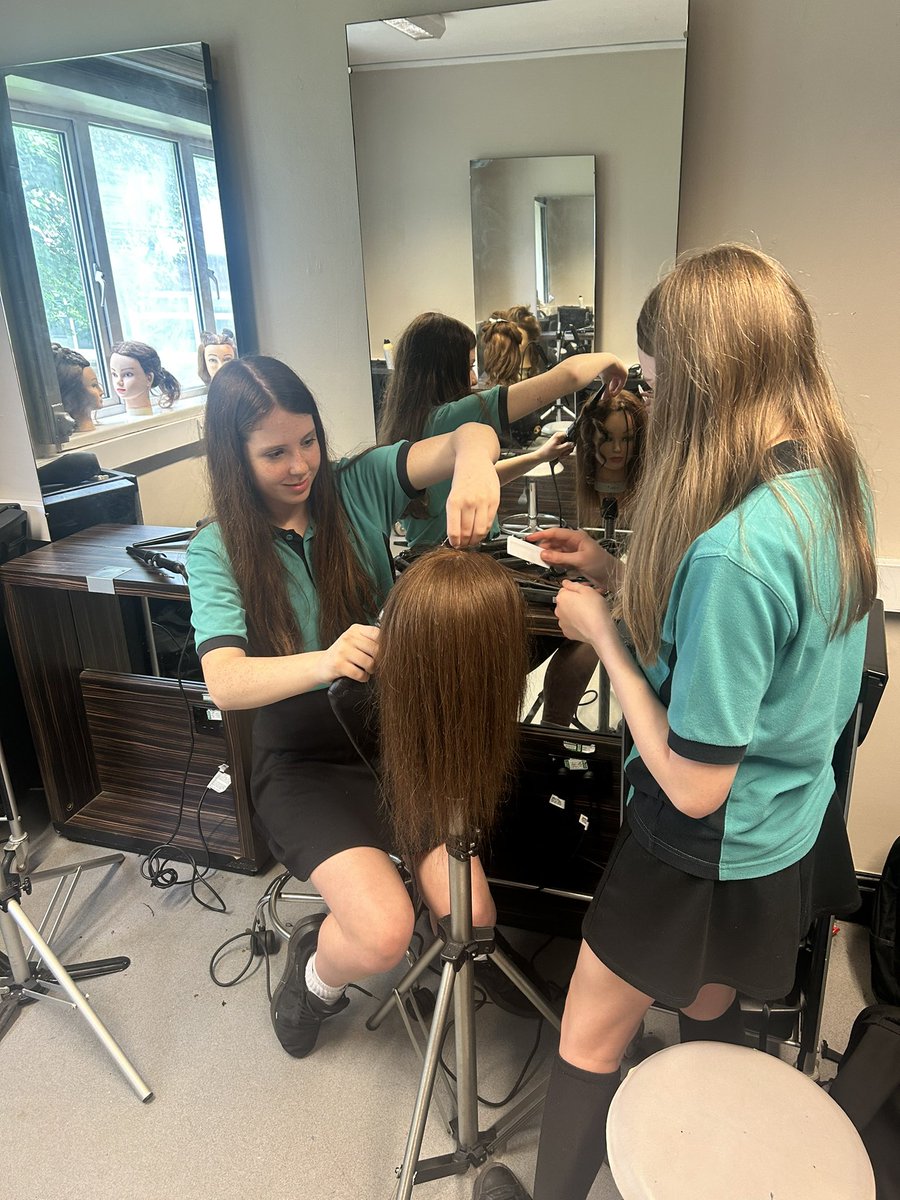 BroEdernGaH's tweet photo. Croeso i gwersi Gwallt a Harddwch Bl9 💆🏼‍♀️🩷 pob un wedi gweithio mor galed heddiw! // Welcome to the hair and beauty lessons year 9 💆����‍♀️🩷 everyone worked so hard today! @BroEdern https://t.co/QTDIbQCoPv
