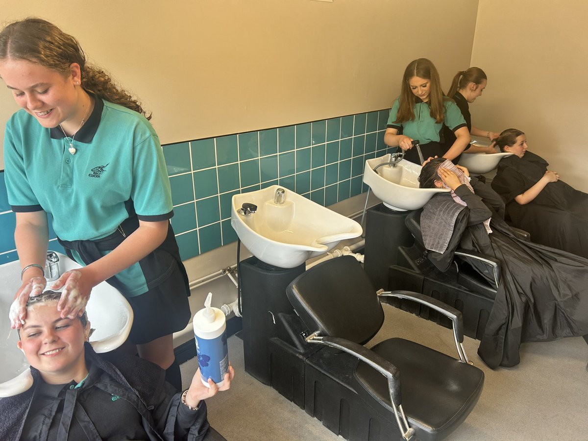 BroEdernGaH's tweet photo. Croeso i gwersi Gwallt a Harddwch Bl9 💆🏼‍♀️🩷 pob un wedi gweithio mor galed heddiw! // Welcome to the hair and beauty lessons year 9 💆����‍♀️🩷 everyone worked so hard today! @BroEdern https://t.co/QTDIbQCoPv