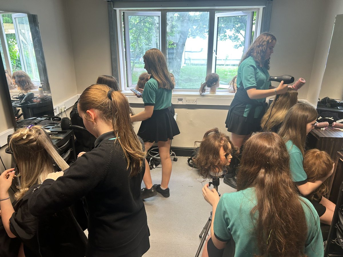 BroEdernGaH's tweet photo. Croeso i gwersi Gwallt a Harddwch Bl9 💆🏼‍♀️🩷 pob un wedi gweithio mor galed heddiw! // Welcome to the hair and beauty lessons year 9 💆����‍♀️🩷 everyone worked so hard today! @BroEdern https://t.co/QTDIbQCoPv