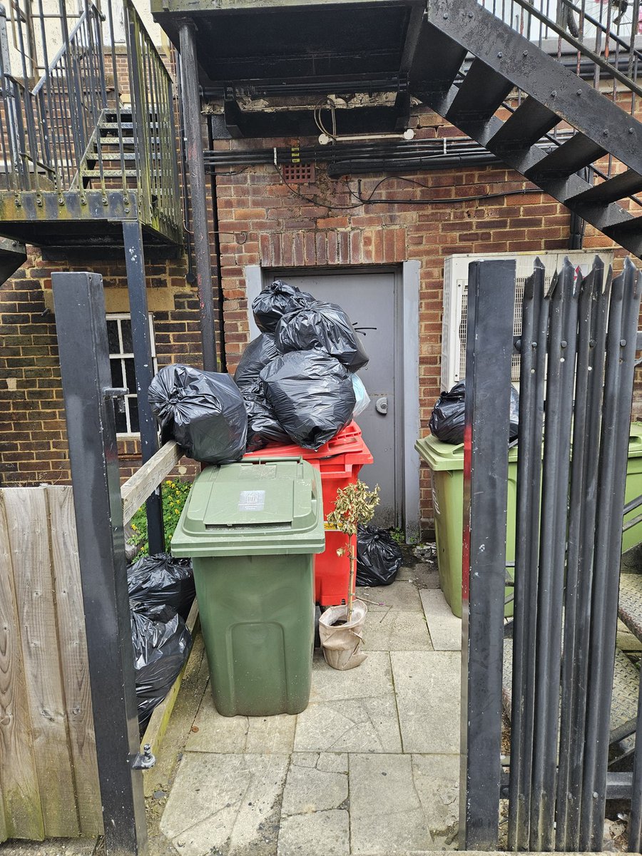FivewaysLiving's tweet photo. @Betfred it's not bin day and neither is tomorrow, and that's disgraceful. How do you have so much rubbish in one week?🤢🤦🏼‍♂️

That's behind your store in #TunbridgeWells, a residential area. #BetFred #Disgusting https://t.co/oUOaqHhwn4